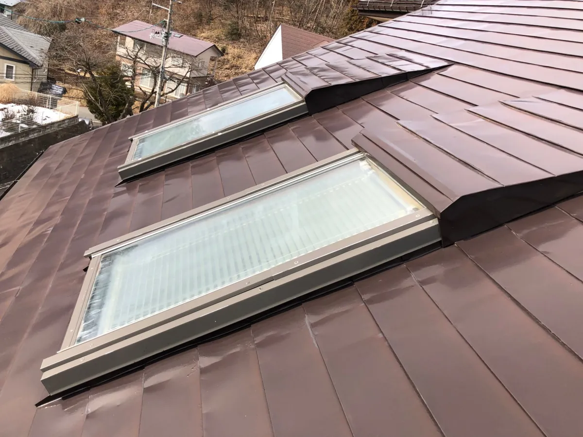 金属屋根に並んだ2基のベルックスの天窓